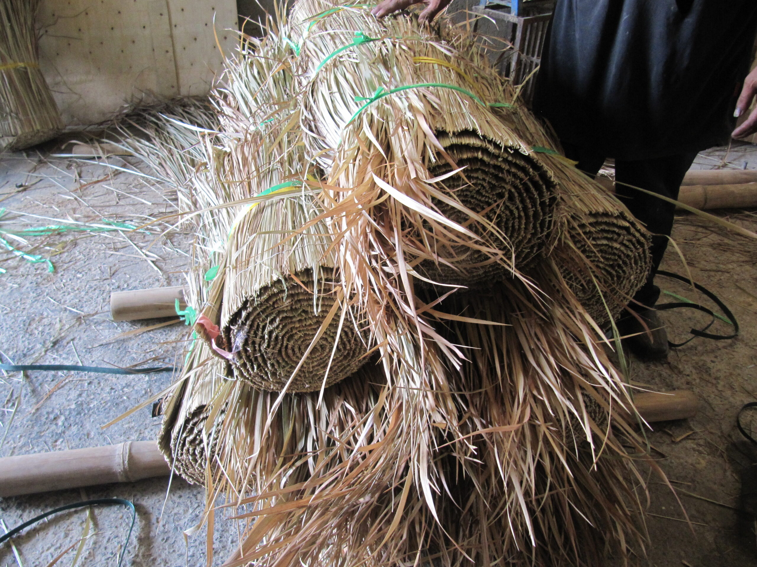 1-Thatch-Rolling-100x600-cm.jpg Handmade Thatched Roof, Palm Thatch 100 x 500 cm