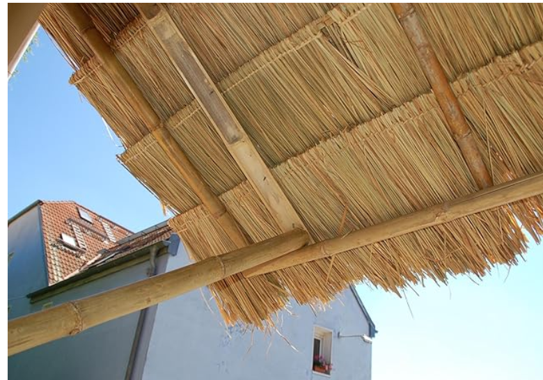 Palm-tag-panele-lagt-overlappet-pa-halvtaget.png Palm Thatch Roof, Two-Layer, approx. 25cm x 80cm x 40cm