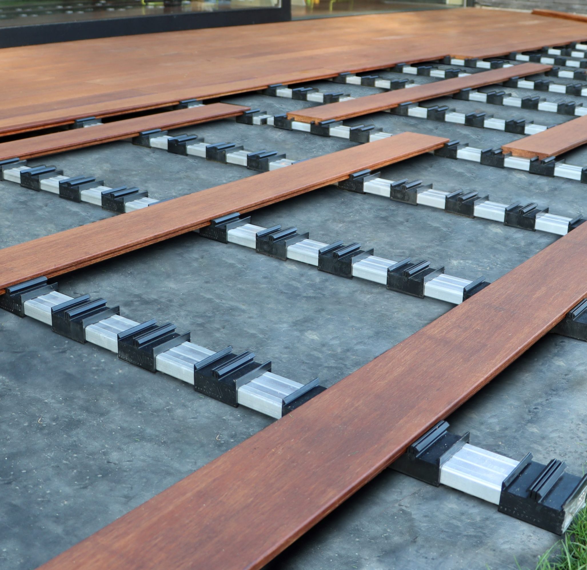 iDecKing-terrasse-en-montage-scaled-e1691055745703-1-3.jpg Solid Ceylon iDecking Easyclick