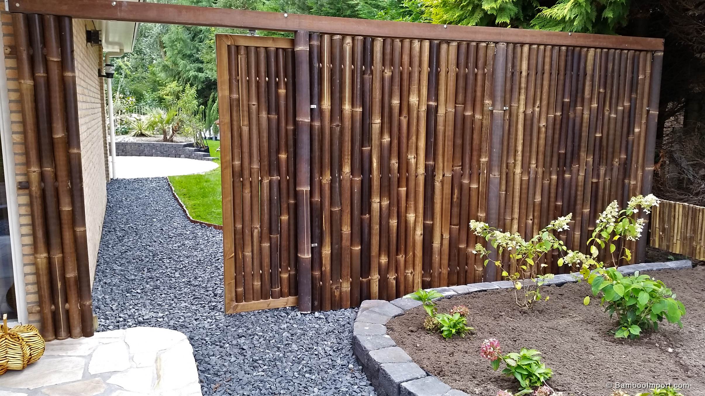 zwarte_bamboe_tuinschermen_giant-004-2411x1356-1-2.jpg Giant Black Bamboo Fence Panel 180 x 120 cm